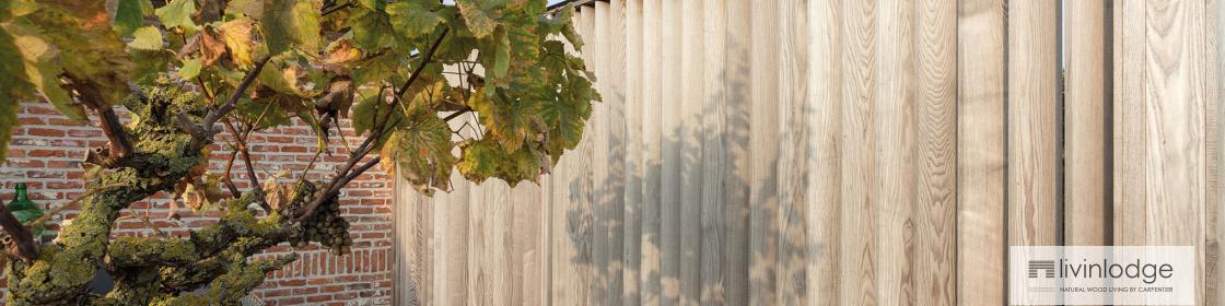 Houten shutters op terras voor privacy en bescherming