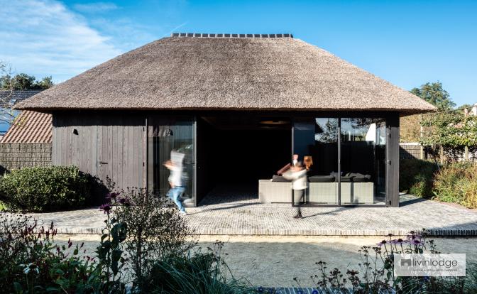 Poolhaus mit Reetdach und Thermoesche Holzfassade in De Haan