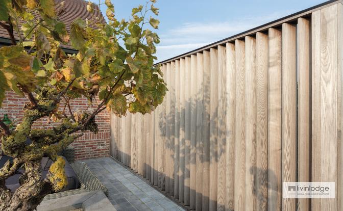 Houten shutters op terras voor privacy en bescherming