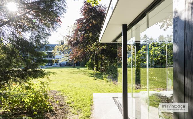 Modernes Gartenzimmer aus Holz mit Glasschiebewände