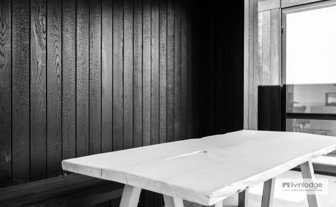 Weißer Holztisch unter Terrassenüberdachung aus Seidenholz