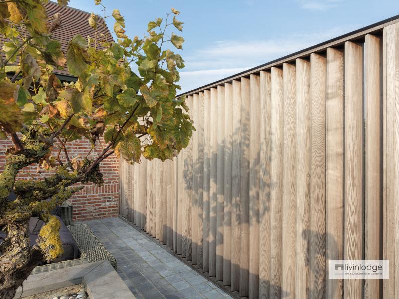 Moderne houten shutters als terrasafscheiding te Meulebeke | Houten shutters op maat