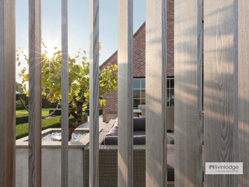 Moderne houten shutters als terrasafscheiding te Meulebeke | Houten shutters op maat