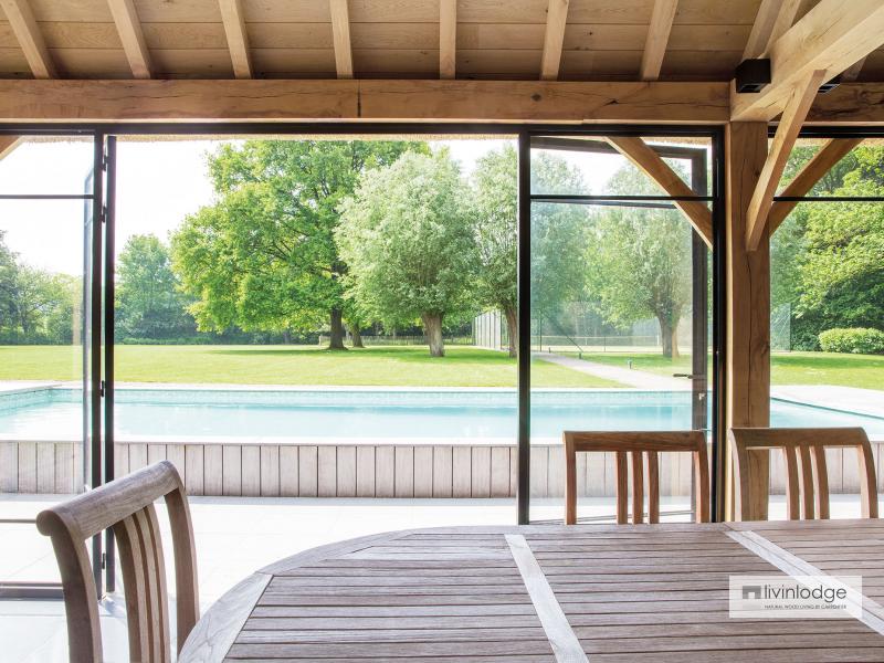 Eiken poolhouse met rieten dak te Grimbergen