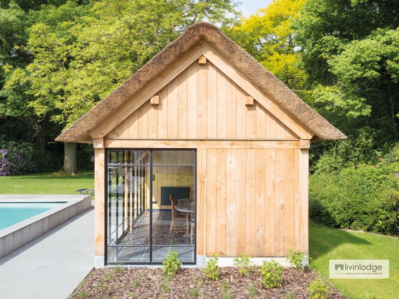 Eiken poolhouse met rieten dak te Grimbergen