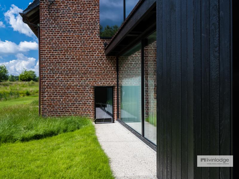 Moderner Holzrahmenanbau aus Seidenholz mit großer Fensterfläche