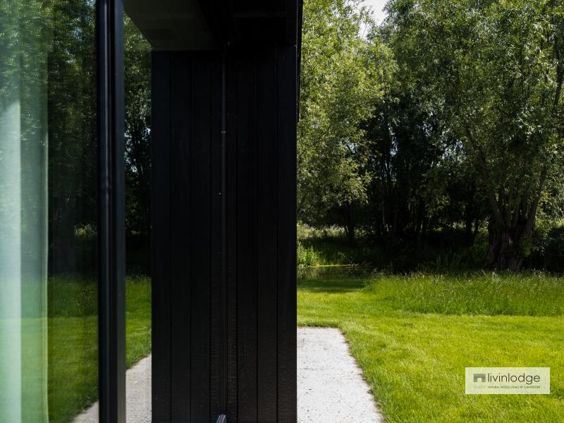 Moderner Anbau in Holzrahmenbauweise mit weitem Blick in den Garten 