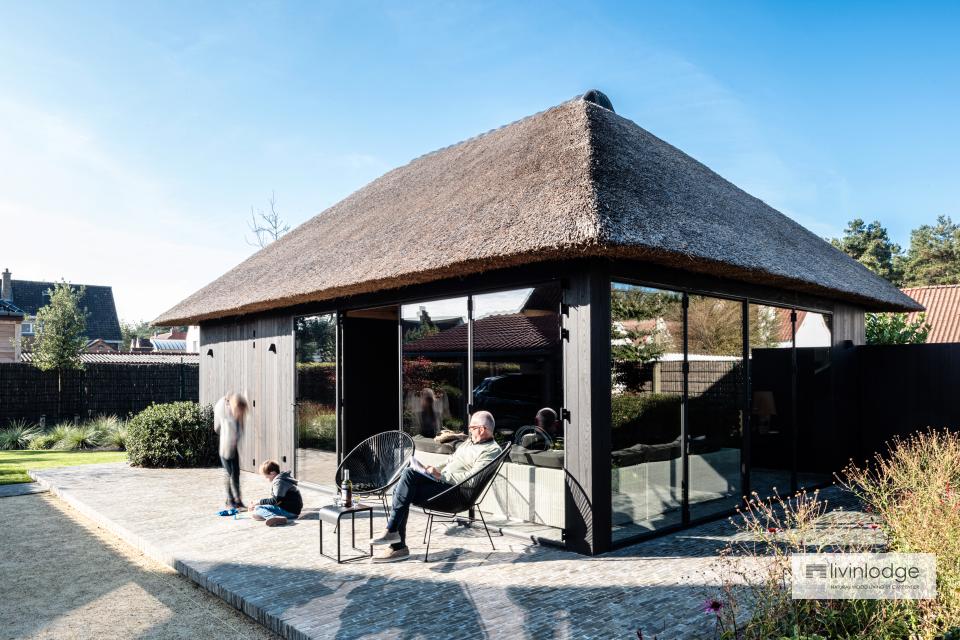 Poolhaus mit Reetdach und Thermoesche Holzfassade in De Haan