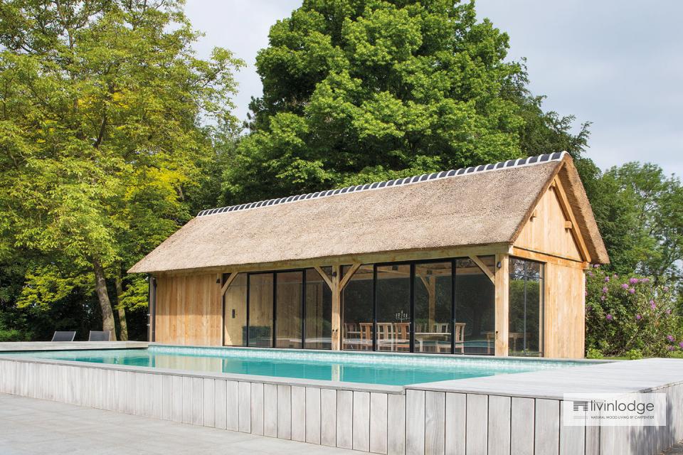 Eichen Poolhaus mit Reetdach in Grimbergen