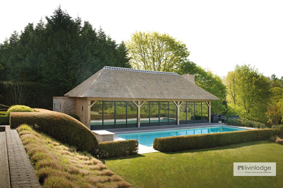 Exklusives Poolhaus mit Boden unter Reetdach in Ronse