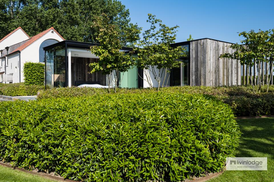 Modernes Nebengebäude mit Holzfassade aus Scheunenholz