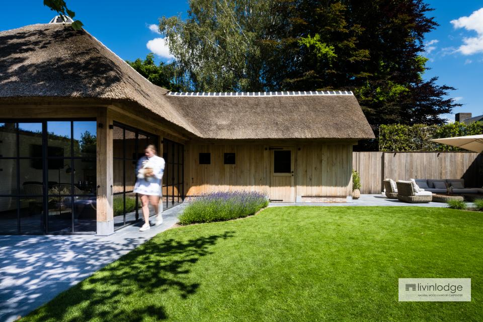 Eichen Poolhaus mit Reetdachund Stahlfenster