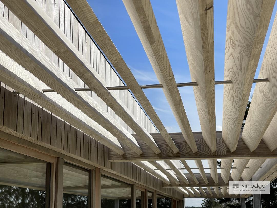 Moderne Terrassenüberdachung am Haus als Sonnenschutz